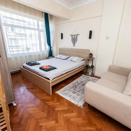 Fully Furnished,4 Bedroom Ventilated In Kadikoy איסטמבול