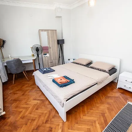 Fully Furnished,4 Bedroom Ventilated In Kadikoy * איסטמבול