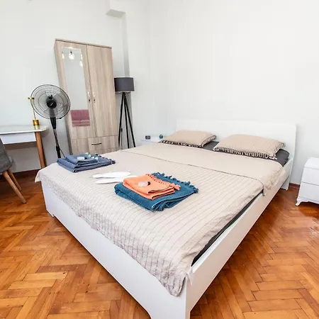 Fully Furnished,4 Bedroom Ventilated In Kadikoy דירה איסטמבול