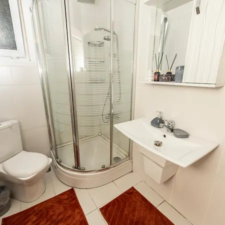 Fully Furnished,4 Bedroom Ventilated In Kadikoy דירה *